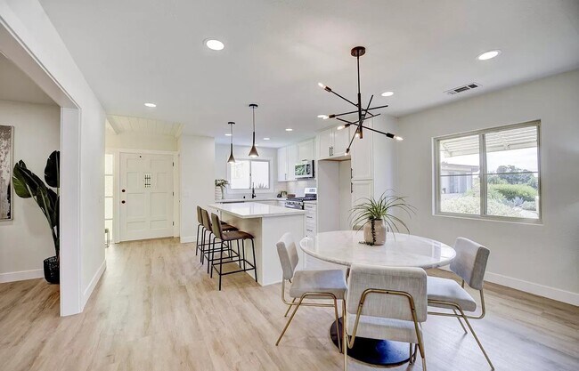 Building Photo - Spacious Home Designed for Comfortable Living