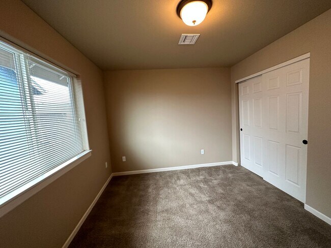 Building Photo - Inviting 4 Bedroom Home with Spacious Layo...