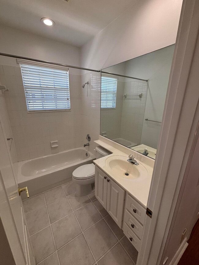 Building Photo - 140 Day Lily Dr