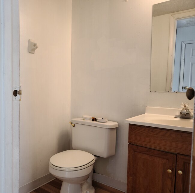 Half bath - 4848 Charlton Ct