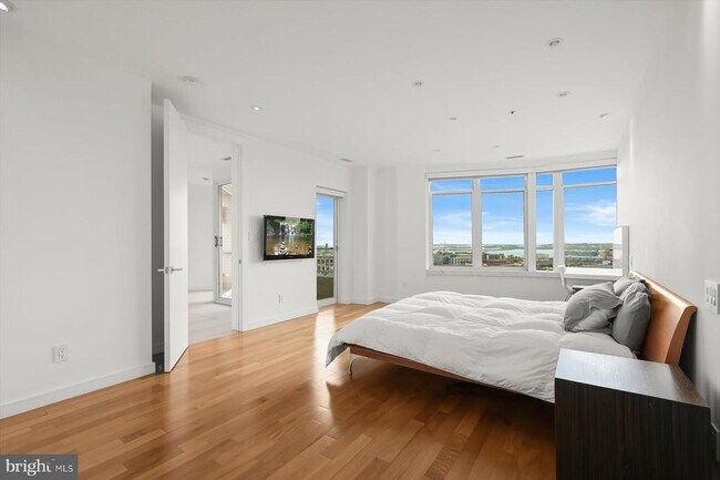 Building Photo - 100 Harborview Dr