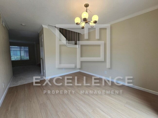 Building Photo - 3/1.5 Townhouse, 2 Car Garage, One Pet Neg...