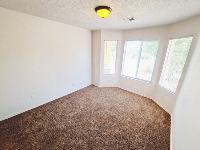 Building Photo - 3 bed 2 bath home in Huning Ranch. Great Yard!