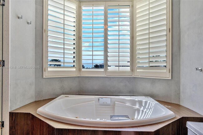 Building Photo - 300 South Pointe Dr