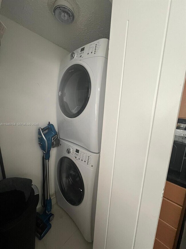 Building Photo - 550 S Park Rd