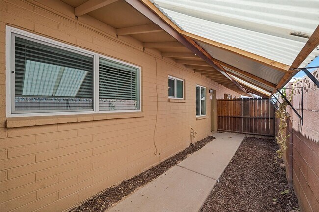 Building Photo - 4819 E Cambridge Ave