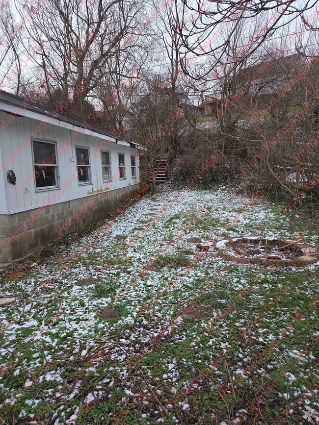 Building Photo - Great 3 bed 2 bath with AC close to everything!