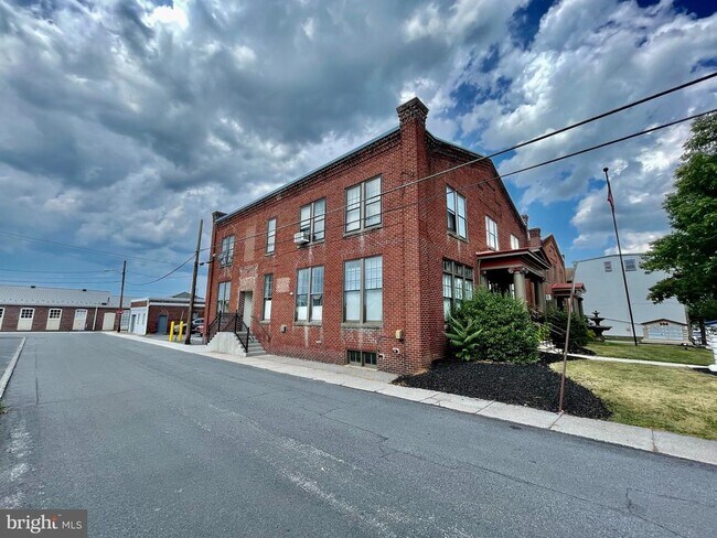 Building Photo - 302 York St