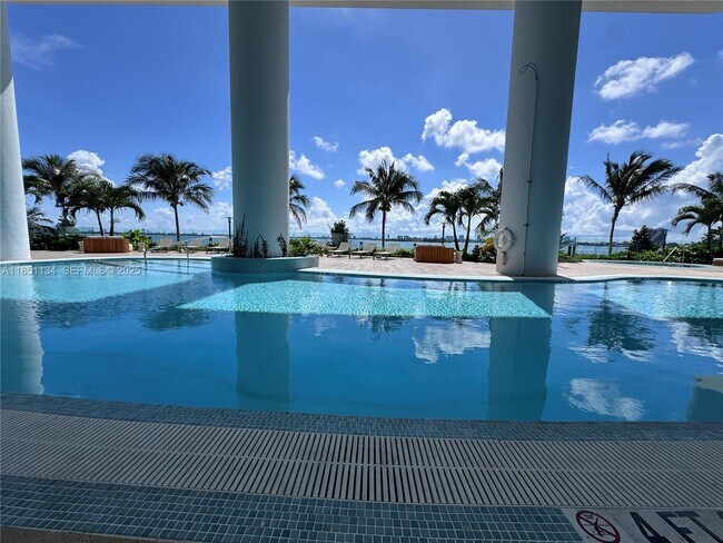 Building Photo - 700 NE 24th St