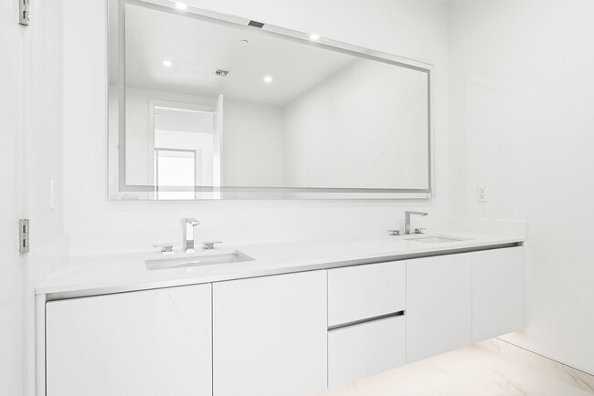 Building Photo - 220 Lake Shore Dr