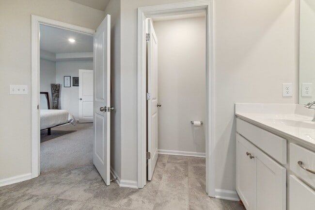 Building Photo - Well maintained 3-Bed 2.5 Bath Townhouse i...