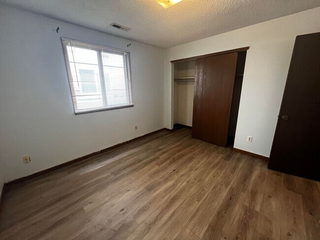 Building Photo - 870 N Boston Way
