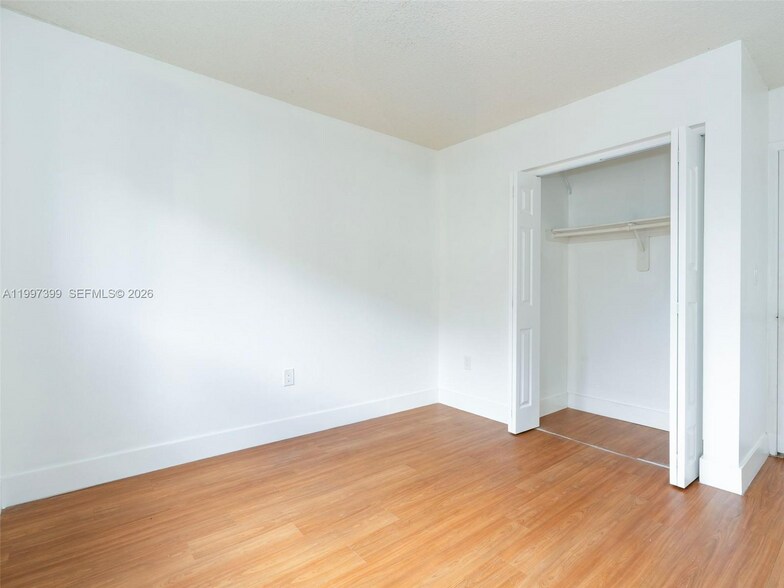 Building Photo - 1490 W 42nd Pl