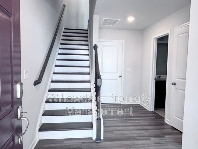 Building Photo - 4010 Silver Oak Ln