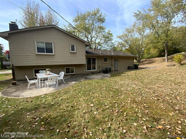 Building Photo - 5715 Sunnycrest Dr