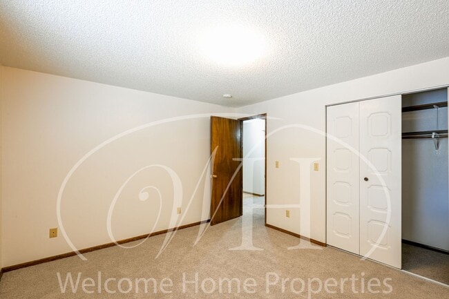 Building Photo - Great 2 Bedroom Condo with Storage and Out...