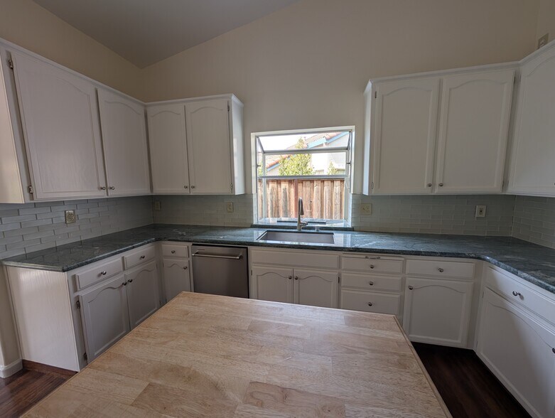 Building Photo - 520 Bobbys Ln