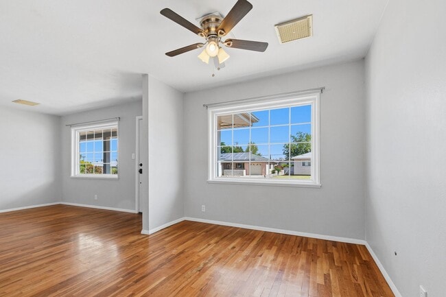 Building Photo - 3 Bedroom 2 Bath Conveniently Located House!