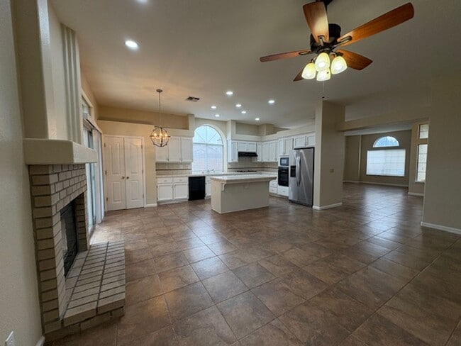 Building Photo - 3 bdrm + den in Woodcreek Oaks