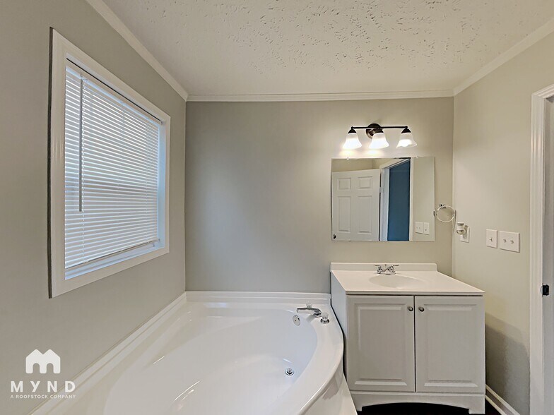 Building Photo - 2208 Shalimar Dr