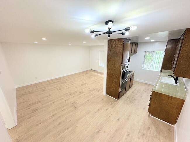 Building Photo - Vintage & Gorgeous 1bd/1ba unit in Sherman...