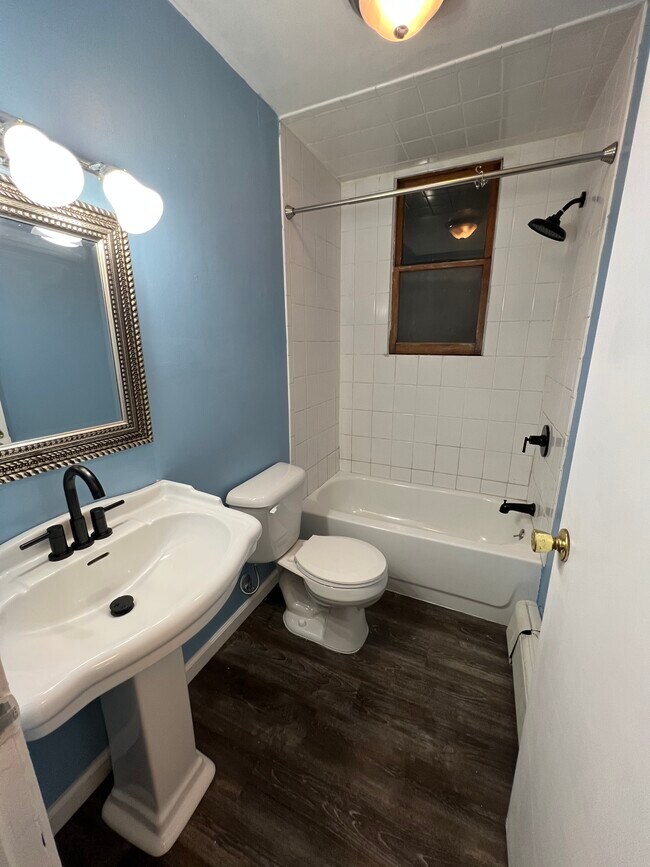 Building Photo - 214 Maple St