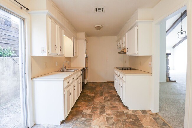Building Photo - 3914 E 60th Pl