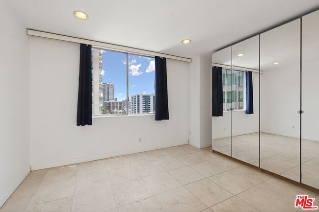 Building Photo - 10747 Wilshire Blvd