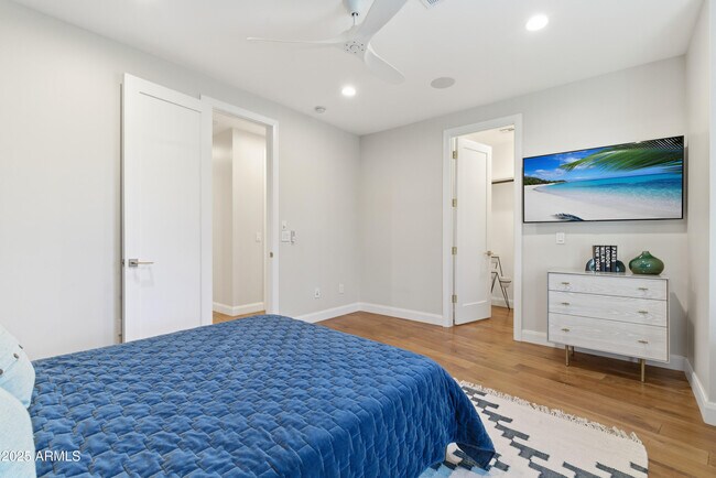 Building Photo - 4601 N Royal View Dr