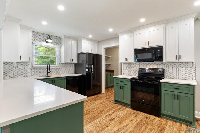 Building Photo - 2211 Cecille Dr SW