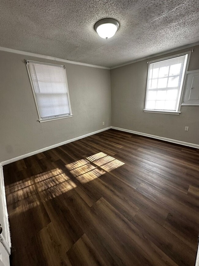 Building Photo - 3 bed 1 1/2 bath