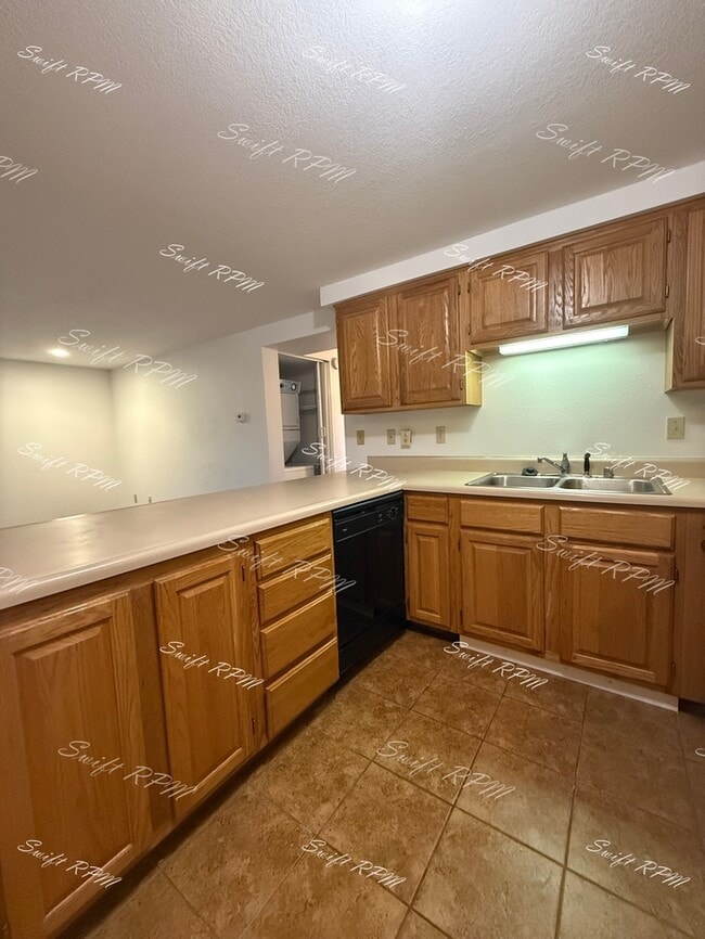 Building Photo - 706 W 25th St