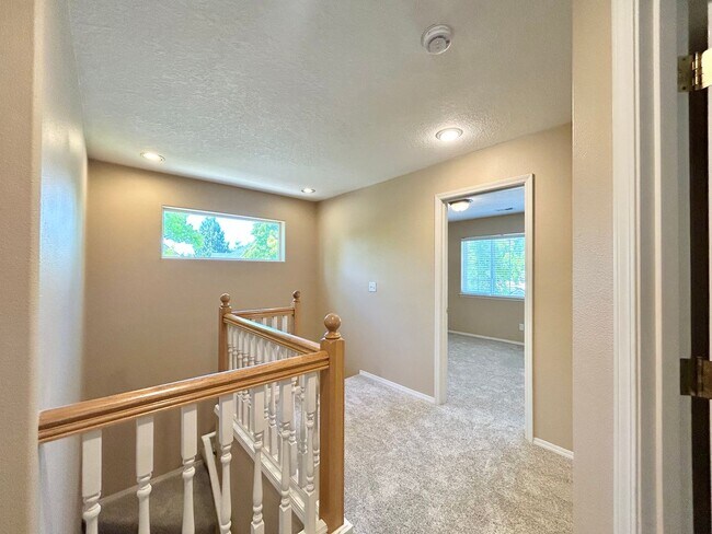 Building Photo - Spacious 4 Bed, 2.5 Bath House
