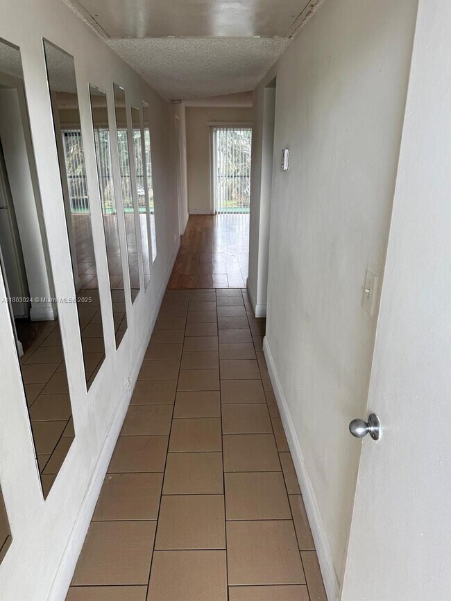 Building Photo - 7960 N Colony Cir