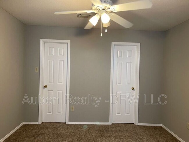 Building Photo - 815 Valleybrooke Dr
