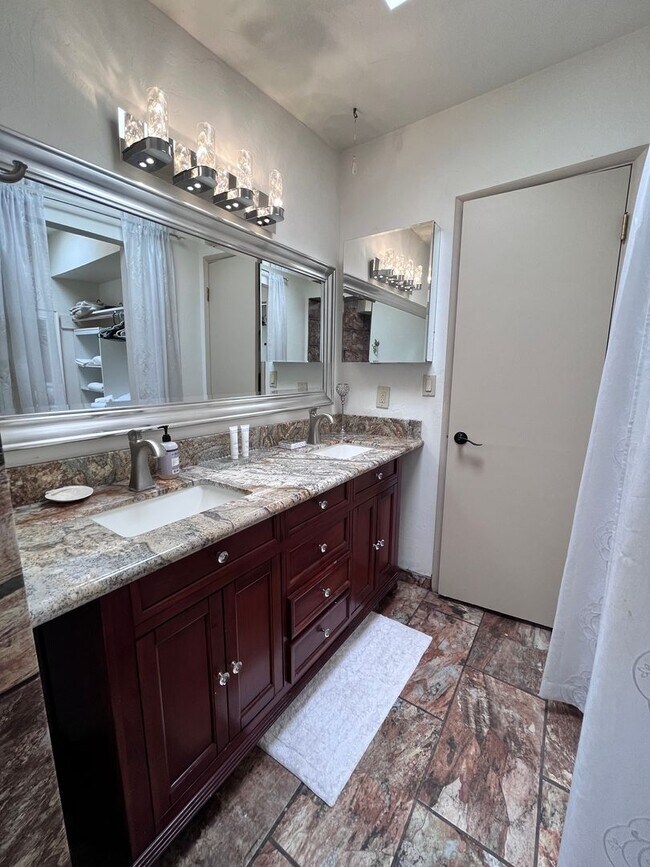 Building Photo - Catalina Foothills- 3 bedroom/ 3 bathroom ...