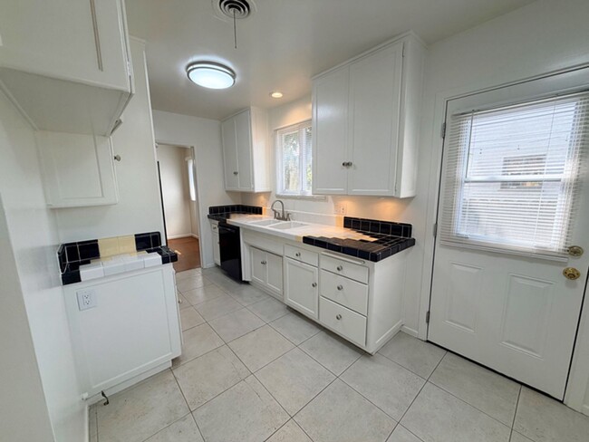 Building Photo - 4 Bdrm/2 Bath Home w/Garage and Yard in Fu...