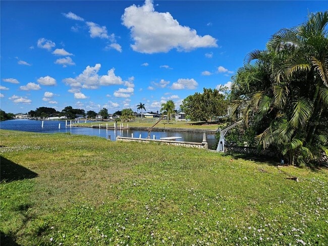 Building Photo - 125 Poinsettia Cir NE