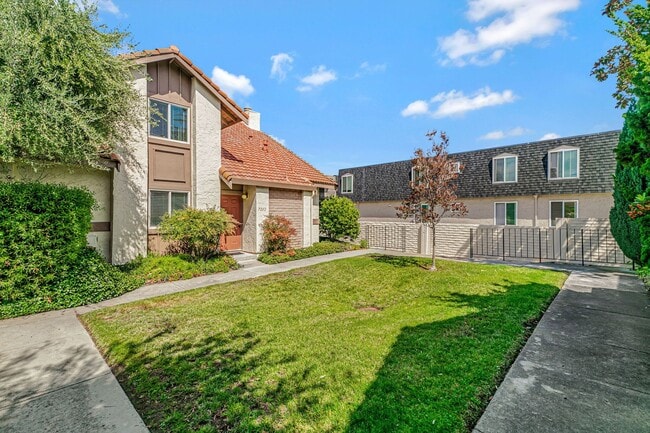 Building Photo - Cupertino Schools - Beautifully Updated Co...