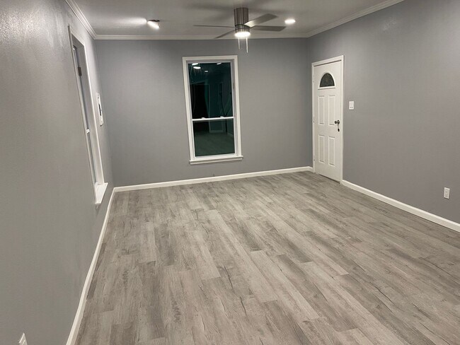 Building Photo - 3 bedrooms 2 baths - Only $1500 Per Month
