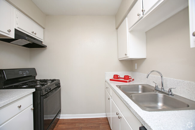 2BD, Kitchen - Watermark at Baytown