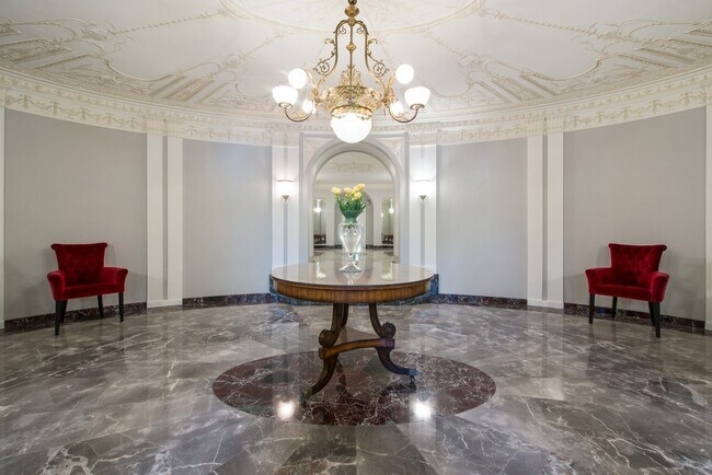 Building Photo - 2130 N Lincoln Park W