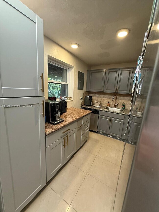 Building Photo - 710 NE 58th Ct