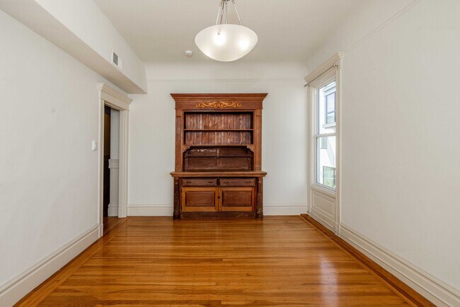 Building Photo - LARGE Full Floor 4BR/2BA. In-Unit Laundry, New Stainless Appliances!