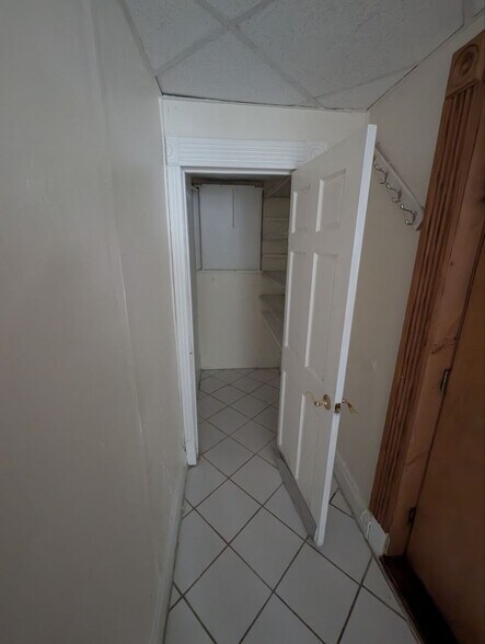 Building Photo - 382 Riverway St