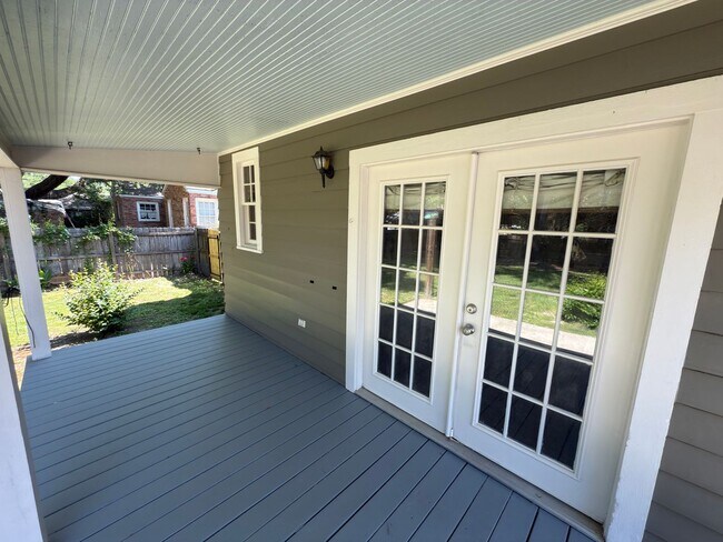 Building Photo - 3 Bed, 2 Bath Home in Southdowns - Fenced ...
