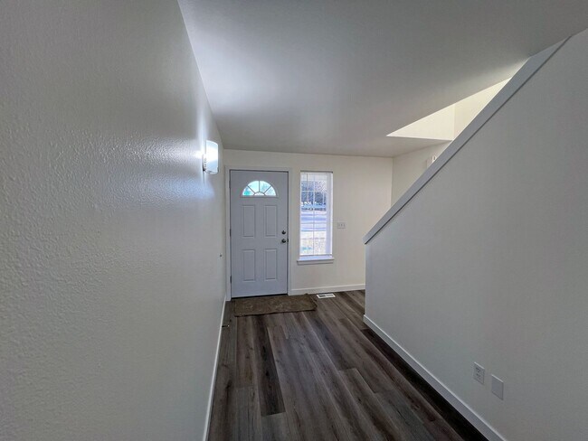 Building Photo - 16241-16243 Curry Ct SE