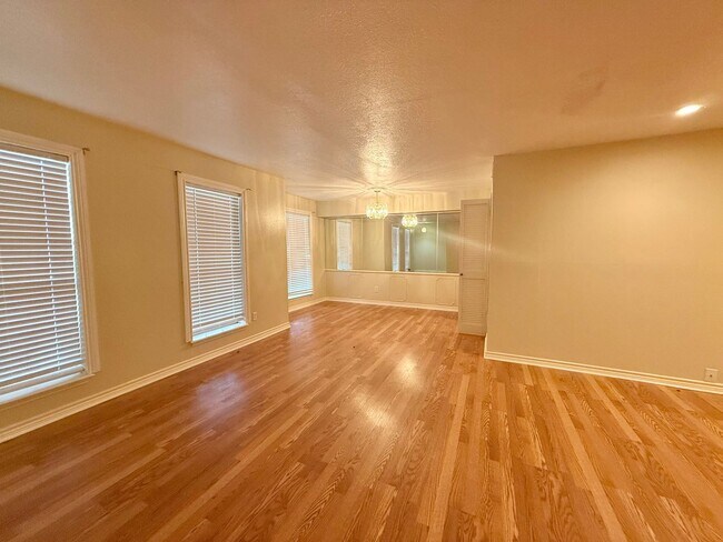 Building Photo - Charming one story Condo in Post Oak
