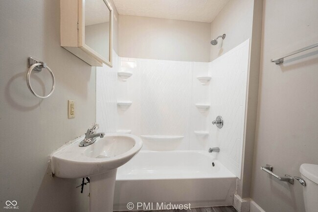 Building Photo - 411 W 40th St
