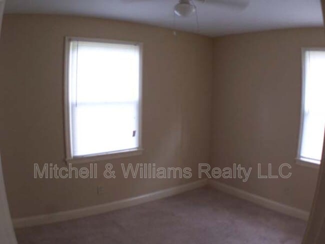 Building Photo - 3533 Pinecrest St